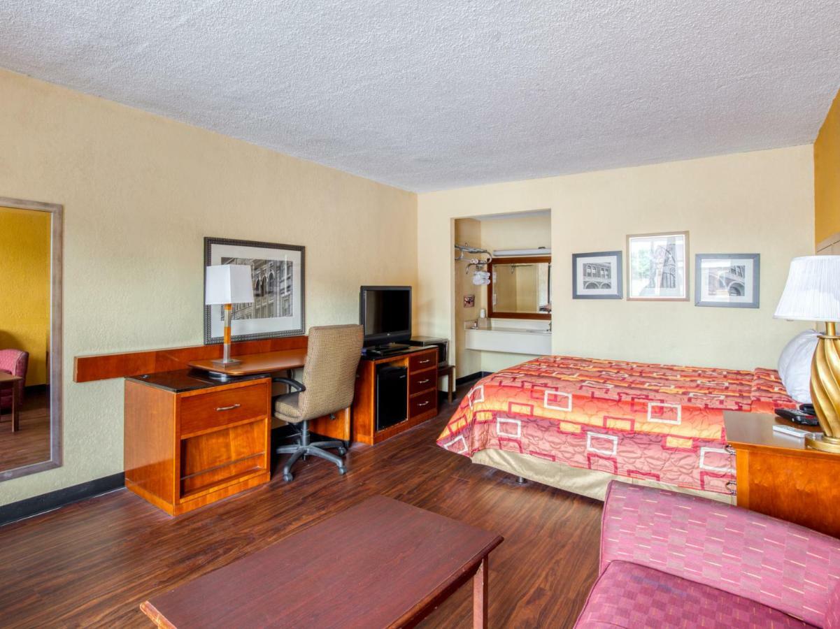Budgetel Inn & Suites Forest Park Dış mekan fotoğraf