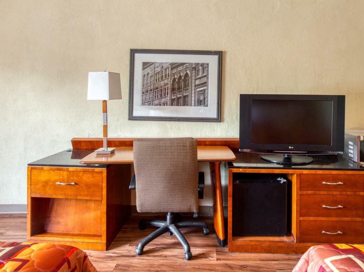 Budgetel Inn & Suites Forest Park Dış mekan fotoğraf