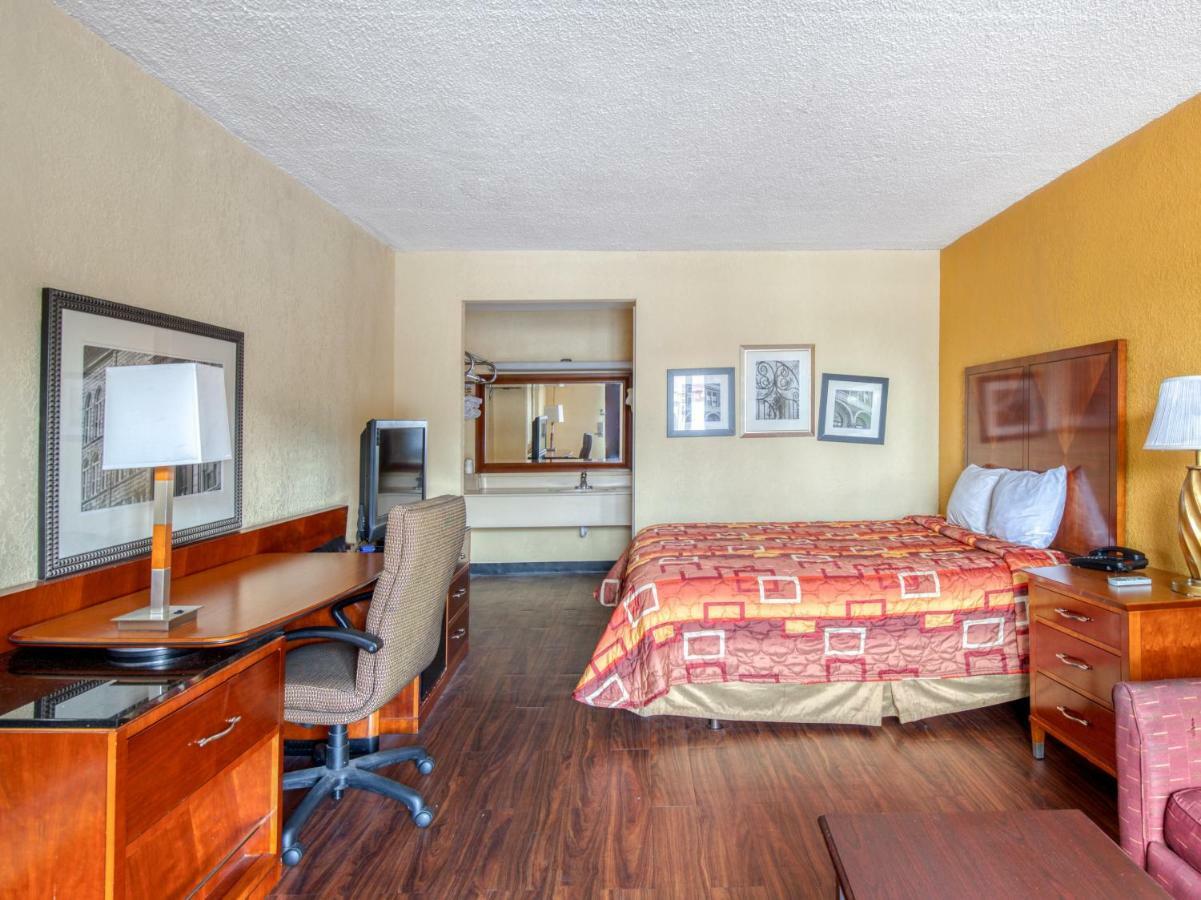 Budgetel Inn & Suites Forest Park Dış mekan fotoğraf